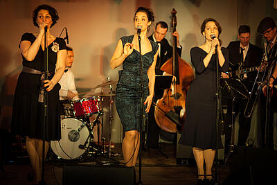 Queens Gang Orchestra with three female singers