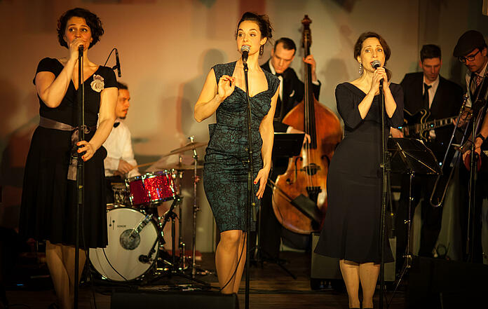 Queens Gang Orchestra with three female singers